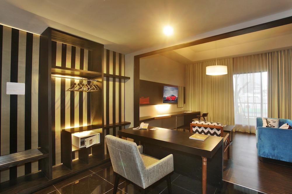 Cabin Hotel Jakarta Exterior photo
